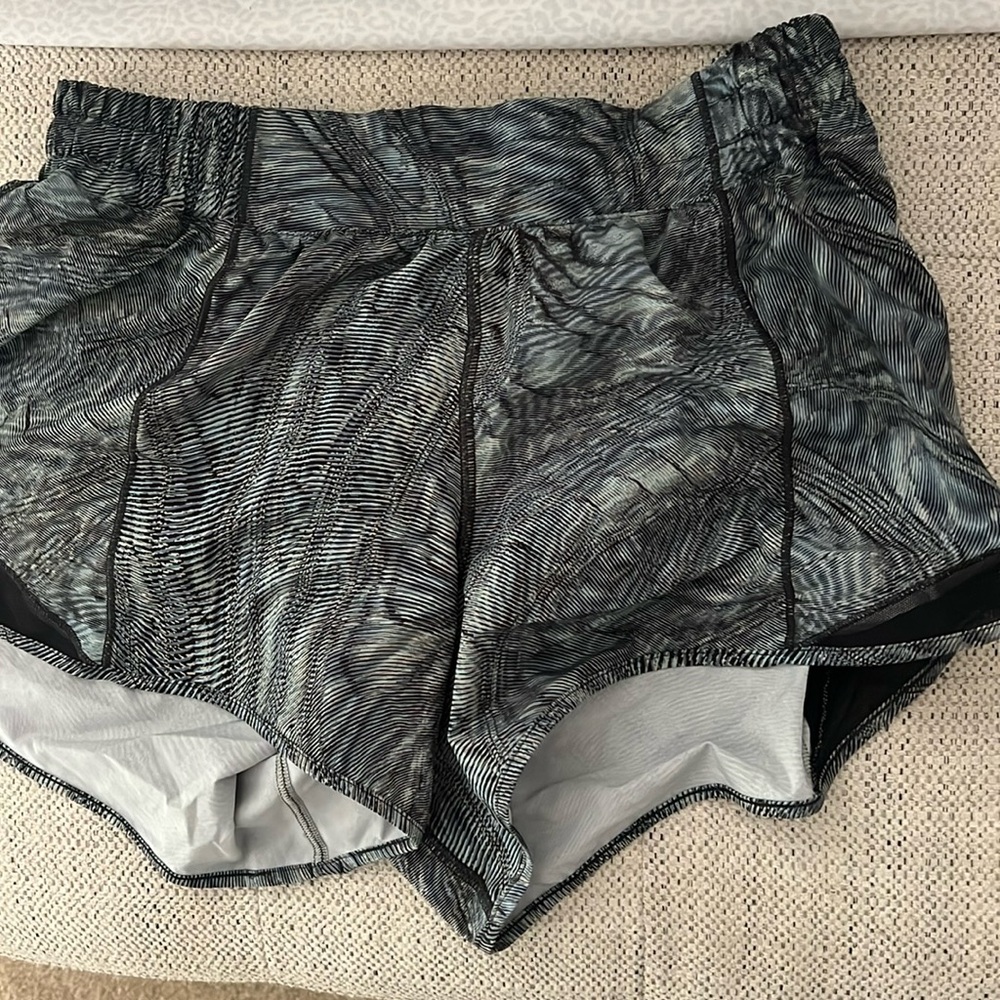 Lululemon Hotty hot 4in shorts